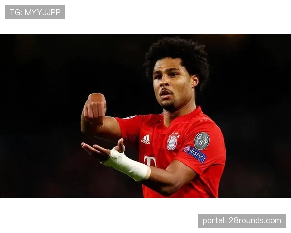 特写：拜仁球员格纳布里一次内切后外脚背传中，助攻队友得分